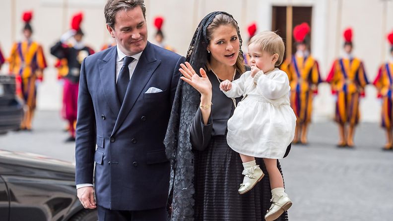 Madeleine, Chris O’Neill ja Leonore tapasivat paavin Vatikaanissa 27.4.2015. 