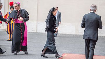 Madeleine, Chris O’Neill ja Leonore tapasivat paavin Vatikaanissa 27.4.2015. 5