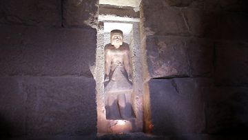 Muinaishaudan aarteet auki. Gizan pyramidien alueella Egyptissä on nyt mahdollisuus tutustua kahteen kunnostustöiden jälkeen avattuun hautakammioon. Vaikutusvaltaisen Khufun papin Emeryn ja tämän vanhimman pojan Nefru-Ptahin haudat avattiin jälleen yleisölle.