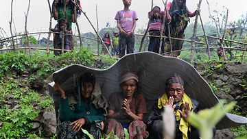 Ainoa suoja sateelta. Maanjäristys vei kodit tuhansilta ja taas tuhansilta nepalilaisilta, jotka joutuvat selviytymään ulkoilmassa satoi tai paistoi.