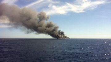 Roihu merellä. Matkustaja-alus savusi ilmiliekeissä keskellä Välimerta.