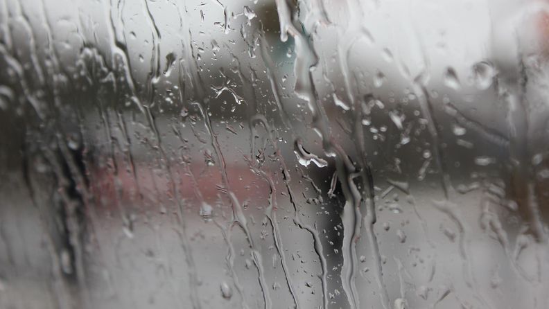 Sadetta ikkunassa