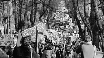 Vietnam-mielenosoitus täytti Esplanadin 1970 keväällä.