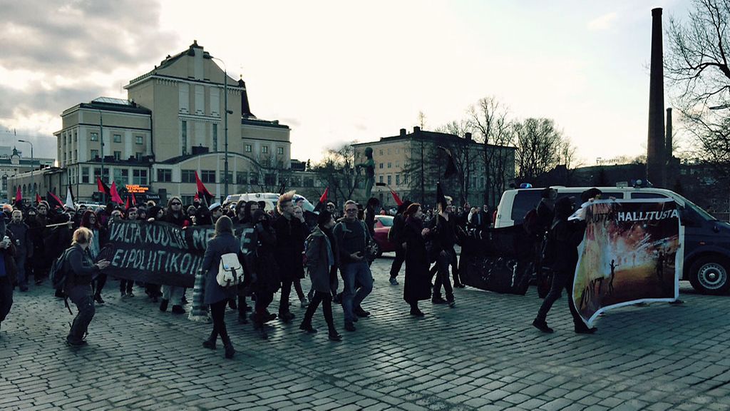 Anarkistien mielenosoitus Tampereella: mielenosoittajat valtasivat kadun -  