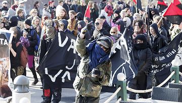 Naamioituneita mielenosoittajia Mansen anarkistisen vappujuhlan vappumarssilla Tampereella vappuaattona 30. huhtikuuta 2015