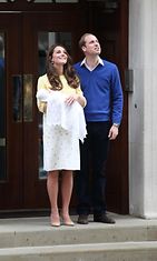 Catherine ja William esittelivät pikkuprinsessan 2.5.2015.