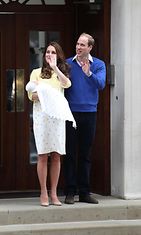 Catherine ja William esittelivät vastasyntyneen pikkuprinsessan 2.5.2015. (1)