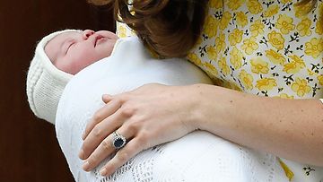 Catherine piteli vastasyntynyttä prinsessaa sylissään. 02.05.2015. (1)