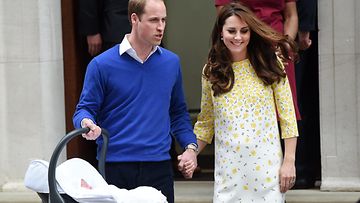 Catherine, William ja vastasyntynyt prinsessa. 02.05.2015.