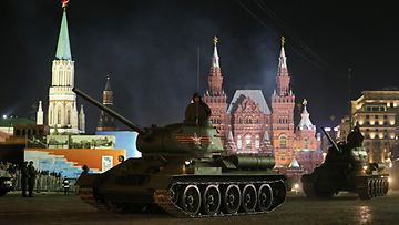 Panssarit vyöryivät Moskovaan. Toisen maailmansodan aikaiset panssarivaunut harjoittelivat Moskovassa paraatiaan ennen voitonpäivää.