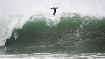 Pesukonepyöritys edessä... Surffaajalla ei mennyt ihan putkeen tämä jättiaallon valloitusyritys. Uudesta Seelannista lähtöisin oleva myrsky toi jopa yli kuusimetrisiä aaltoja Kalifornian rannikolle.