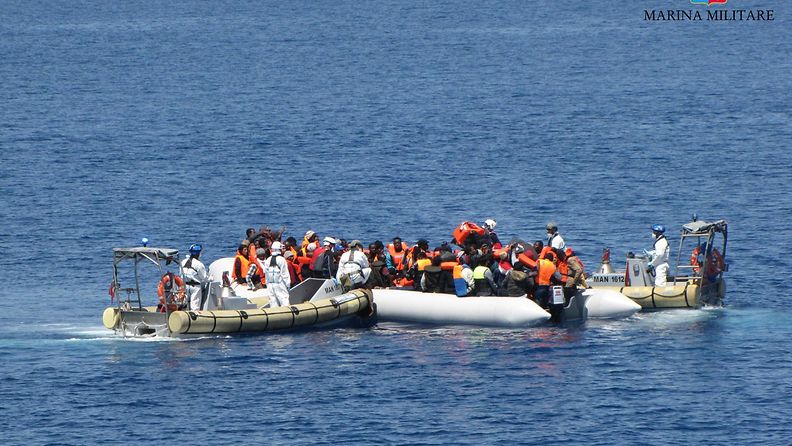 välimeri pakolainen kumivene 