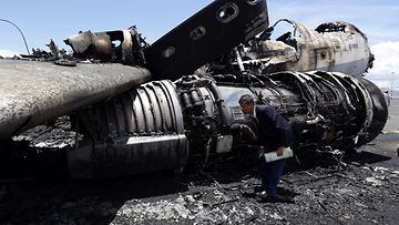 Ei lennä enää. Jemeniläisviranomainen tarkasteli pommituksessa tuhottua lentokoneen raatoa Sana’an kansainvälisellä lentokentällä. Saudi-Arabian johtama liittouma on aiheuttanut pommituksillaan maassa jo yli 600 siviilin kuoleman, kertoo YK.