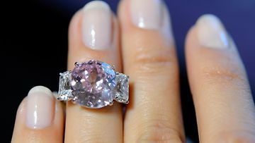 Tästä tyttöystävälle! Tai sitten ei. Kuvan vaaleanpunaisen timantin lunastamiseen vaaditaan arviolta 14-18 miljoonan dollarin verran pätäkkää Sothebyn huutokaupassa.