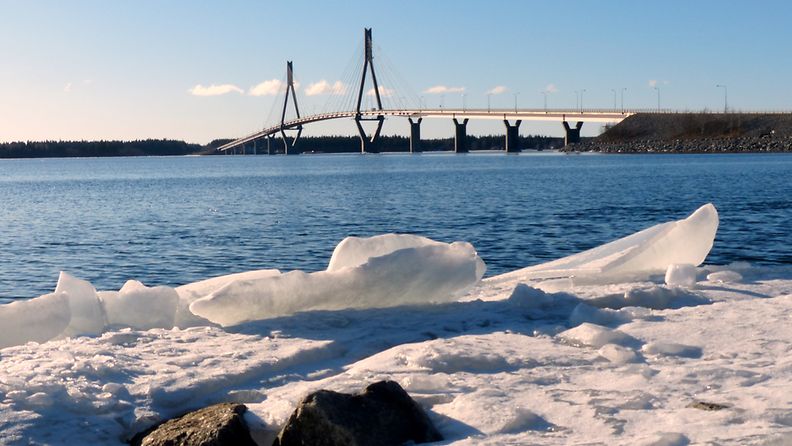Jäitä Raippaluodon sillan edustalla 25. maaliskuuta 2015. Lukijan kuva: Matti Hietala