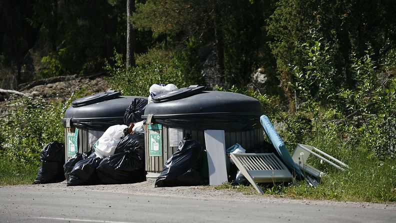 roskaaminen jäte jätekeräyt tie levähdyspaikka