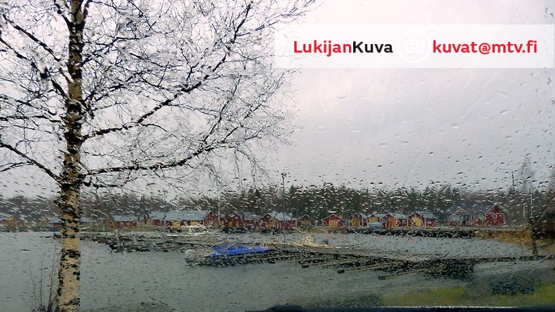 Sadetta Raippaluodon venesatamassa 6. toukokuuta 2015. Lukijan kuva: Matti Hietala