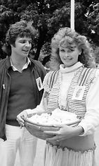 Anne Pohtamo miehensä Arto Hietasen kanssa myymässä paperikukkia Esplanadin kukkaispromenadilla kesäkuussa 1982.