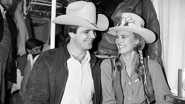 Anne Pohtamo ja Arto Hietanen country -junassa matkalla Lahteen Johnny Cashin konserttiin vuonna 1983.