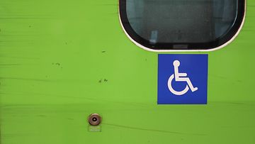 Pyörätuolisymboli junassa