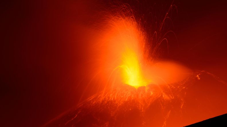 Kärttyinen vuori. Säännöllisesti purkautuva Etna-tulivuori sylki laavaa Italiassa.