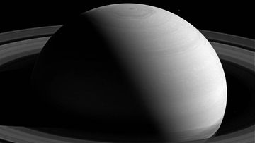 Kun pinta pettää. Tässä Nasan tuoreessa kuvassa Saturnus näyttää rauhalliselta kuin sylikoira helteellä. Todellisuudessa sen pintaa repivät jatkuvasti supermyrskyt, joiden vertaisia maapallolla ei ole.
