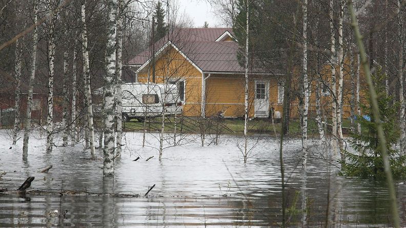 Talo oli tulvaveden saartamana Pudasjärven Petäjäkankaalla perjantaina 15. toukokuuta 2015.