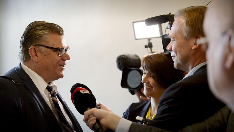 Perussuomalaisten puheenjohtaja Timo Soini tapasi tiedotusvälineitä Smolnan eteisessä saavuttuaan hallitusneuvotteluihin Helsingissä keskiviikkoaamuna 20. toukokuuta 2015.