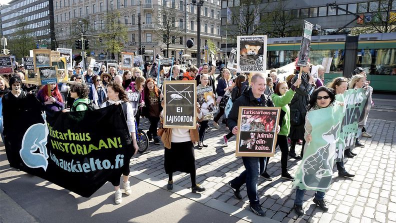Turkistarhauksen vastainen mielenosoitus Helsingissä 21.5.2015