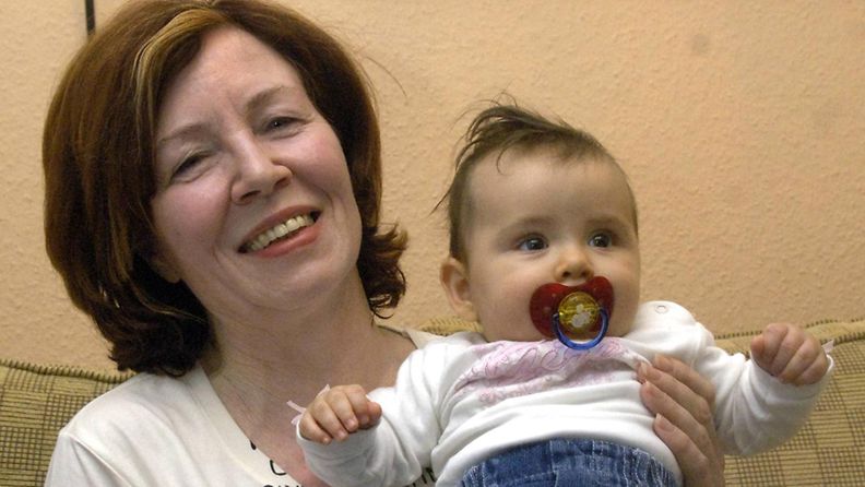 Arkistokuvassa Annegret Raunigk tyttärensä Leilan kanssa vuonna 2005. Saksalaisen RTL-kanavan mukaan Raunigk, 65, synnytti neloset 22. toukokuuta 2015.
