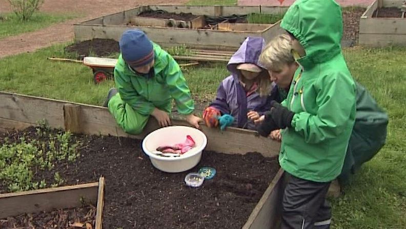 Lapset istuttaa kylvää kylvö puutarha istutus