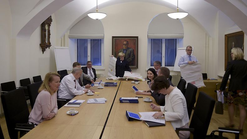 29707234  Hallitus aloitti työnsä valtioneuvoston linnassa pääministeri Juha Sipilän (oik. takana) johdolla 1. kesäkuuta 2015.