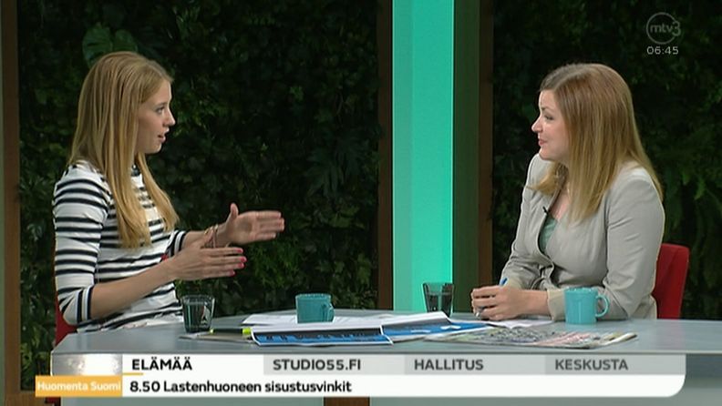 Nina Rahkola (vas.) juontamassa Huomenta Suomea 1.6.2015.