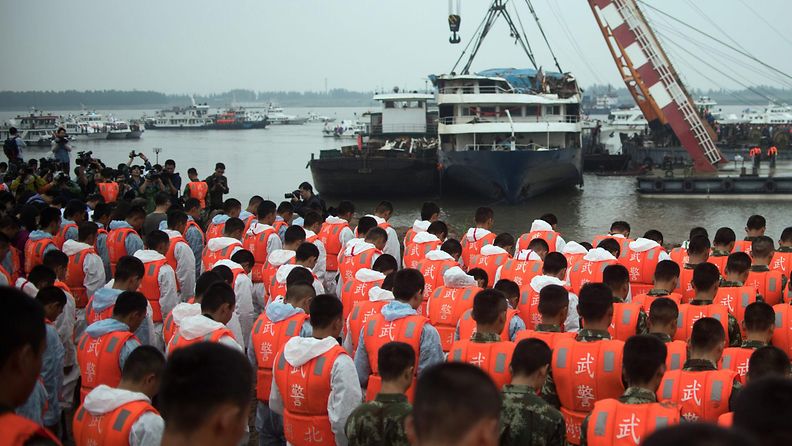 Pelastustyöntekijät pitivät hiljaisen hetken Kiinan laivaturman uhrien muistoksi