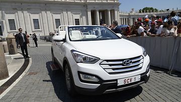 Paavin uusi Hyundai-paavimobiili.