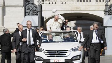 Hyundai-kyyti oli ilmeisen hurjaa, sillä Paavi Franciscus menetti lakkinsa ajelulla.
