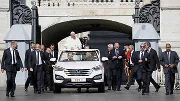 Paavin ja Hyundain alkutaivalta vartioi merkittävä määrä turvamiehiä. Liekö osa ollut mekaanikon koulutuksen saaneita?