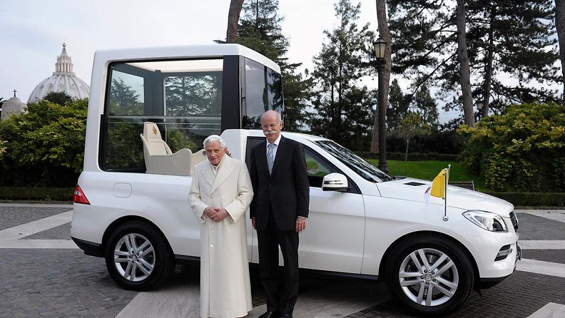 Paavi Benedictus XVI sai uuden paavinauton Daimler AG:n hallituksen puheenjohtaja Dieter Zetscheltä 7. joulukuuta 2012.