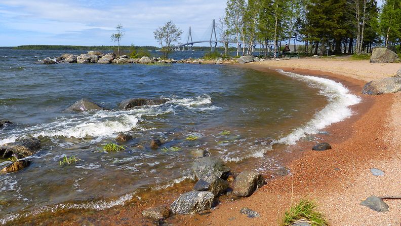 Aaltoja merellä 7. kesäkuuta 2015 Mustasaaressa. Lukijan kuva: Matti Hietala