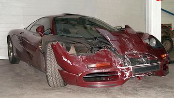Rowan Atkinsonin McLaren F1 superauto meni pahaan kuntoon törmättyään Mini Metro -merkkisen pienen auton kanssa.