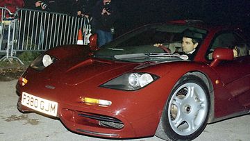 Rowan Atkinson saapui McLaren F1:llään Prinssi Charlesin 50-vuotispäiville 15. kesäkuuta 1998.