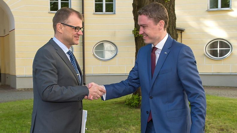 Suomen pääministeri Juha Sipilä kättelee Viron pääministeri Taavi Roivasia