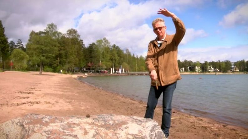 MTV Uutisten meteorologi Pekka Pouta merenrannalla sääkoulun kuvauksissa toukokuussa 2015.