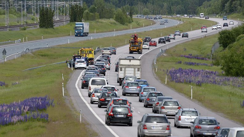 Juhannuksen menoliikenne ruuhkautui valtatiellä 4 Mäntsälässä torstaina 19. kesäkuuta 2014. Liikenneonnettomuus ruuhkautti moottoritien pohjoiseen menevän kaistan useiden kilometrien matkalta.