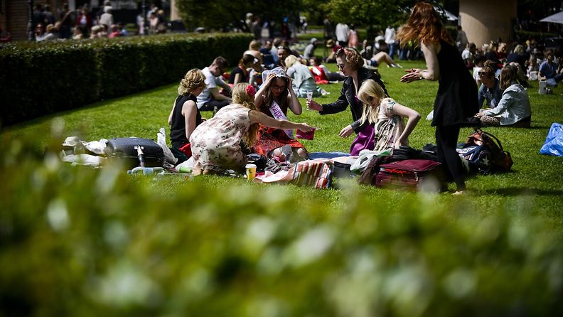 Esplanadin puistossa Helsingissä nautittiin lämmöstä 13. kesäkuuta 2015.