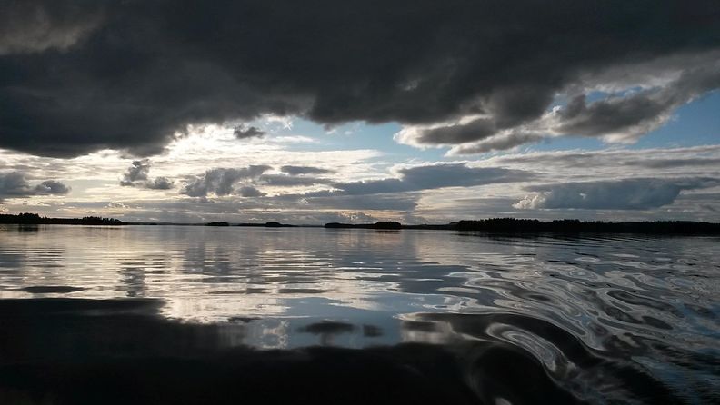 Synkkiä pilviä Kuopiossa Kallavedellä kesäkuussa 2015. Lukijan kuva: Rauno Lappalainen
