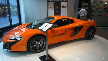 McLaren-auto näyttelytiloissa.
