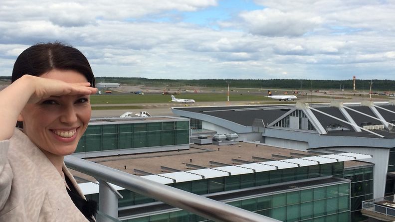 MTV Uutisten meteorologi Liisa Rintaniemi sääkoulun kuvauksissa Helsinki-Vantaan lentoasemalla 9. kesäkuuta 2015.