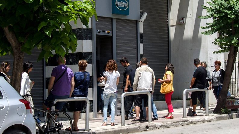 Kreikassa jonotetaan pankkiautomaateille. 