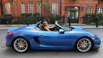 Tennispelaaja Maria Sharapova pääsi tuoreimman Porschen, Boxster Spyderin, ohjaimiin Wimbledonin tennisturnauksen alla Lontoon Kensingtonissa.